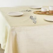 Tovaglia in canapa con sopra bicchieri, piatti e posate