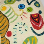 Dettaglio di una shopper in canapa con disegni fatti a mano ispirati allo stile di Picasso