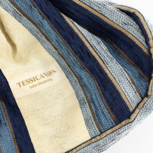 Maxi Bag Frida blu in canapa e legno dettaglio del tessuto