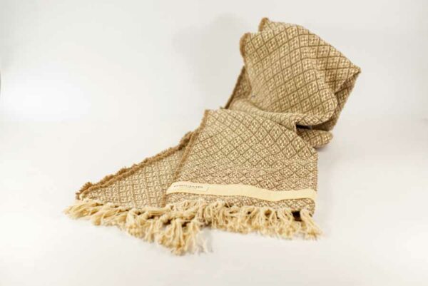 Sciarpa beige in cotone con piccola fascia orizzontale in canapa antica