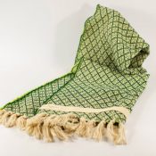 Sciarpa verde e beige in cotone con piccola fascia orizzontale in canapa antica