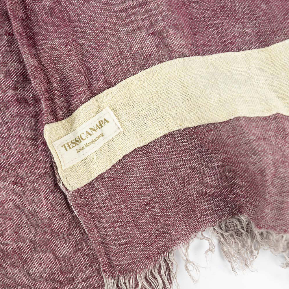Dettaglio in canapa della sciarpa pashmina in lino e canapa rossa