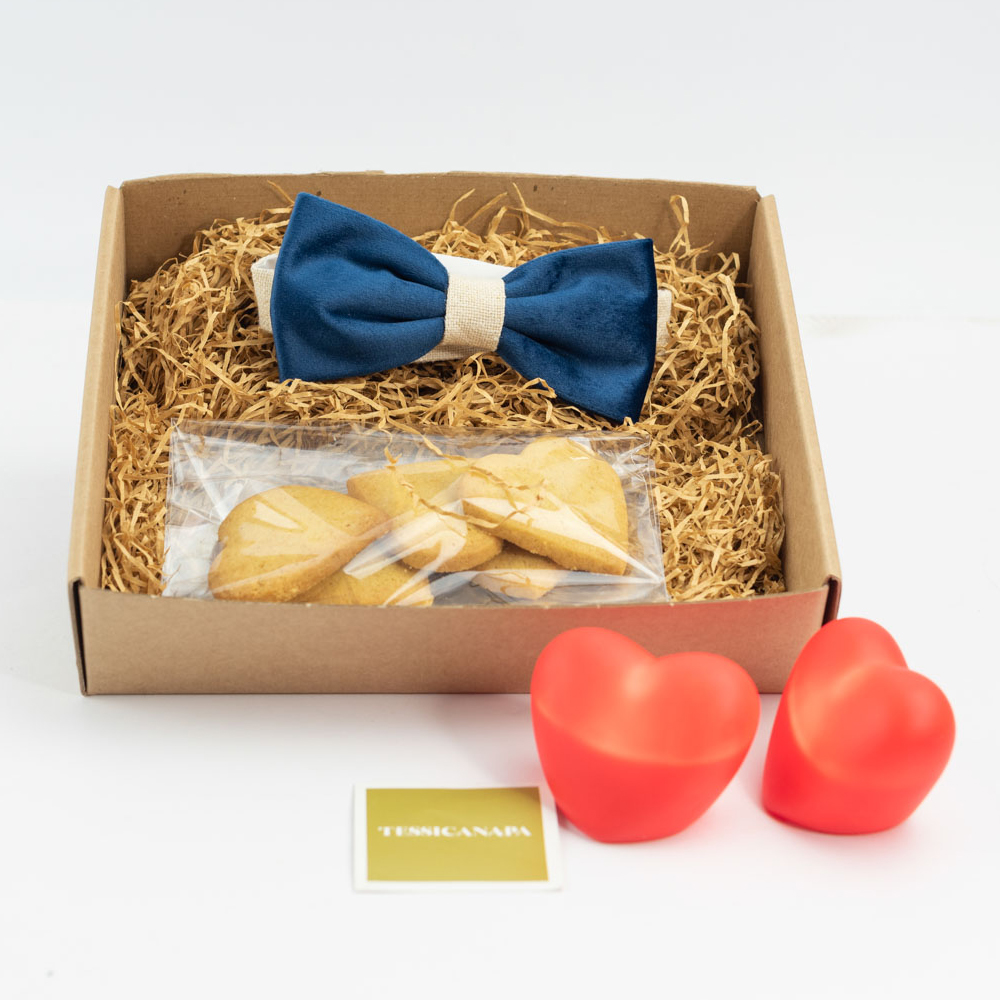 Love Box N. 1 - Papillon in velluto blu e biscotti cuore