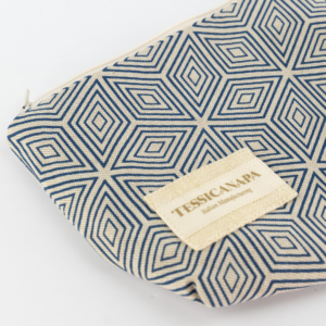 dettaglio mini pochette in cotone e canapa cubi azzurro