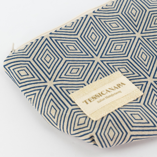 dettaglio mini pochette in cotone e canapa cubi azzurro