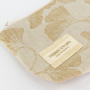 dettaglio mini pochette in cotone e canapa foglie di ginko senape naturale