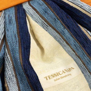 maxi bag frida blu in canapa dettaglio con legno