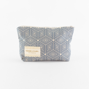 dettaglio mini pochette in cotone e canapa cubi azzurro