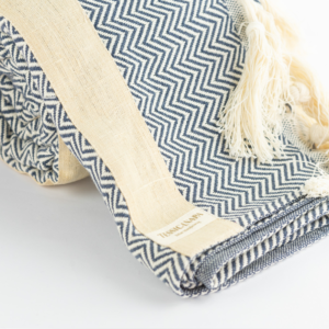 dettaglio coperta plaid in cotone e canapa blu
