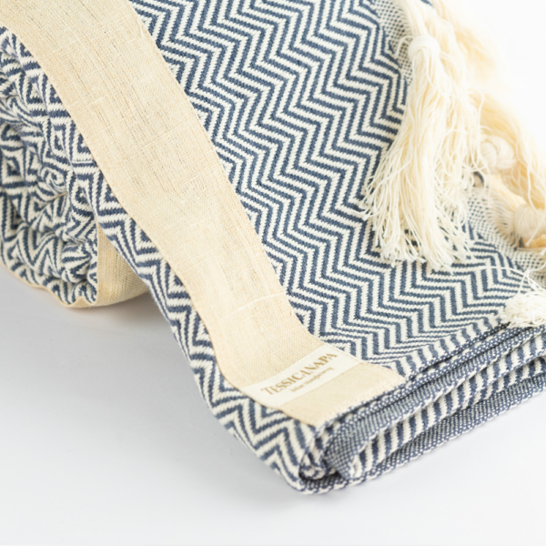 dettaglio coperta plaid in cotone e canapa blu