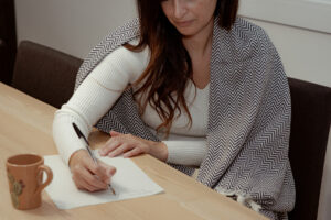 Roberta che scrive con coperta di canapa e cotone addosso
