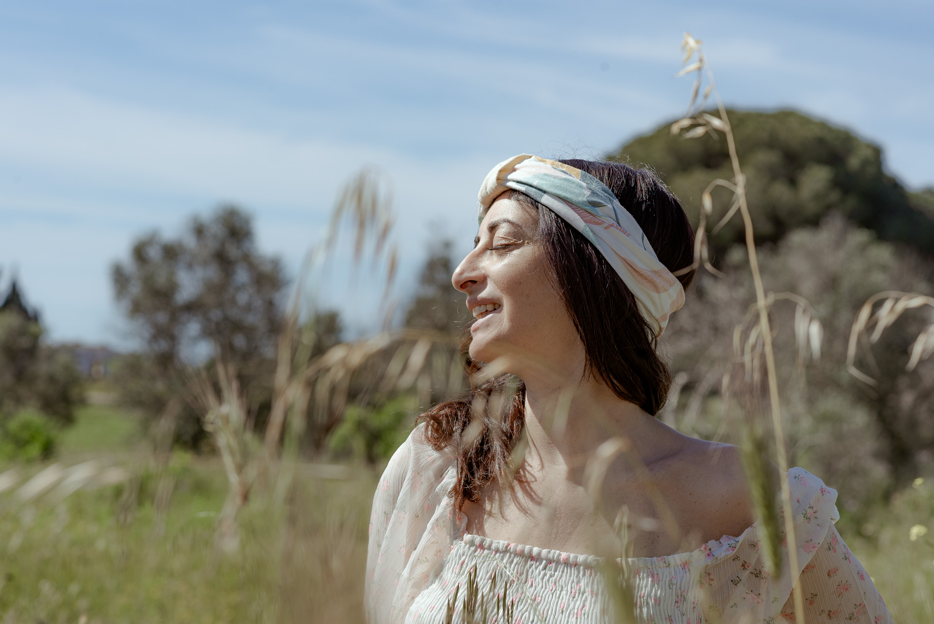 Acconciatura con fascia in cotone e canapa e outfit primaverile