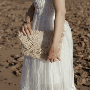 Outfit con borsa in rafia