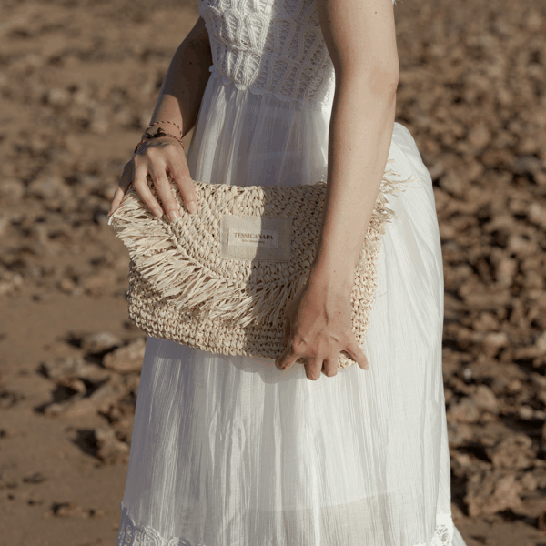Outfit con borsa in rafia