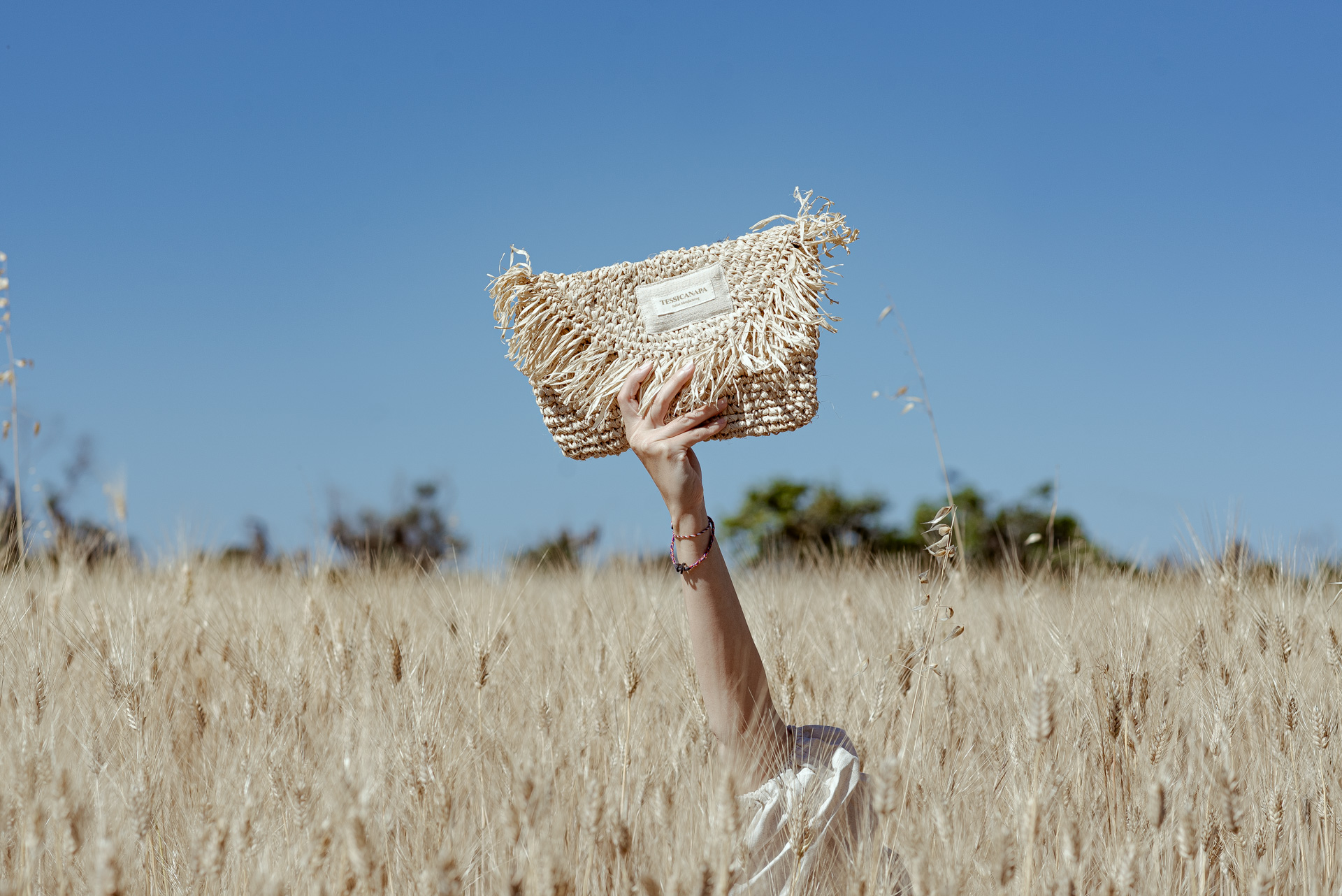 Borsa in rafia ambientata in un campo di grano