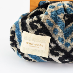 dettaglio pochette maxi ikat blu e nera